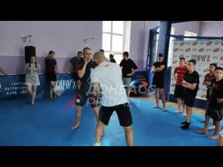 Для юных спортсменов Старобешевского района  провел тренировку знаменитый российский боец