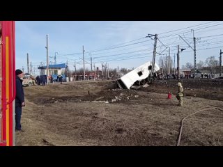 В Ярославской области поезд протаранил пассажирский автобус  прямая трансляция