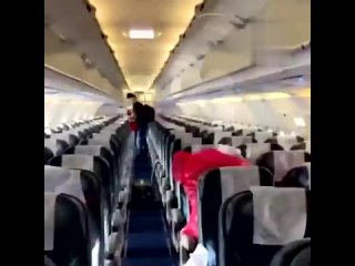 см6 Неожиданное происшествие в аэропорту Сочи - пассажир попытался захватить самолет
