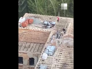 Екатеринбуржец снял, как рабочие скидывают кирпичи и бетонную плиту с крыши школы