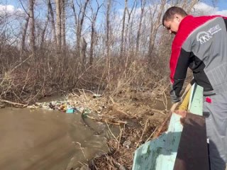 Сотрудники компании Уфанет помогают очистить реку Елшанка