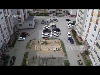 Стрелявший из ружья в жилом доме на улице Базарова в Волгограде попал на видео