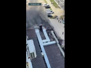 Пламенная свадьба в Каспийске  во время торжества загорелась вытяжка, огонь перекинулся на крышу ресторана. Всех гостей эвакуир