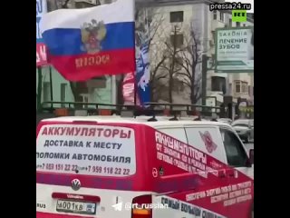 Массовый автопробег организовали жители Луганска в честь победы Путина на выборах.
