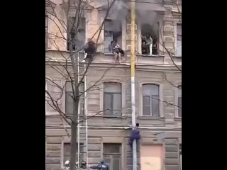 Портиерът от Санкт Петербург Ибрагим се изкачи по водосточна тръба на височина от 3 етажа и спаси три жени от горящата сграда. Т