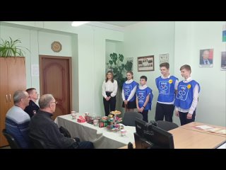 Руководитель межмуниципальной Госавтоинспекции Василий Берац совместно с ребятами из отряда ЮИД Омутинской школы #2 поздравили в