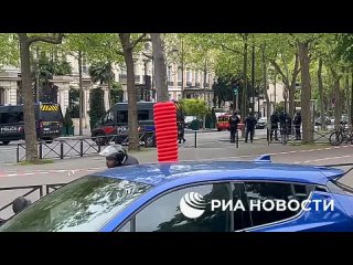 Район у консульства Ирана в Париже, где запирался угрожавший устроить взрыв мужчина, все еще оцеплен, передает корреспондент РИА