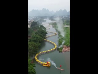 Парад золотых драконов на реке Юлонг