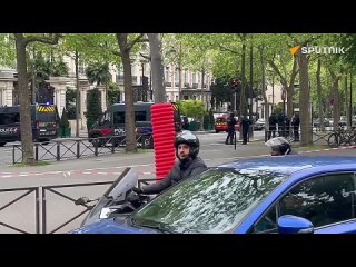 La zona cercana al Consulado iraní en París, donde estaba encerrado el hombre que amenazaba con provocar una explosión, sigue ac