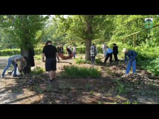 В канун Дня Победы школьники Брянки уже традиционно проводят субботники на памятниках и мемориалах города. Одиннадцатиклассники