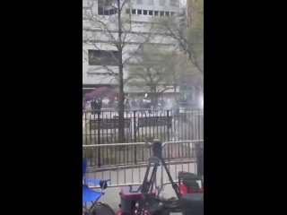 L'un des manifestants devant la Cour suprme de l'tat de New York s'est immol par le feu