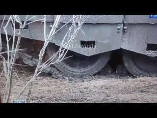 Наш боец, механик-водитель танка Т-80, в репортаже “Вестей“. Дополнительная защита в виде гусениц спасла жизнь экипажу👍 в одном