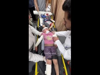 ‼️ ️AHORA: Niños palestinos resultan heridos tras bombardeos israelíes en el campo de refugiados de Nuseirat, en el centro de la