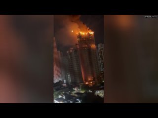 Масштабный пожар охватил высотное строящееся здание в Ресифи, Бразилия.