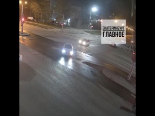 Сегодня ночью на перекрёстке Шаумяна - Серафимы Дерябиной столкнулись два авто

Подробности аварии неизвестны.