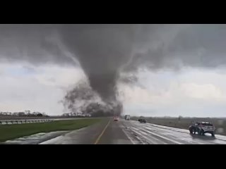 🫢 Поездку на дачу лучше перенести

В США попал на видео страшный торнадо, похожий на кадры из фильма про апокалипсис.