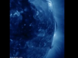 На анимации можно наблюдать гигантские вихри сверхразогретой солнечной плазмы, бушевавшие на Солнце около 40 часов подряд 🔥