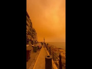 В Грецию пришла песчаная буря из Сахары — небо окрасилось в оранжевый цвет. Метеорологи назвали ее «Минерва Красная»