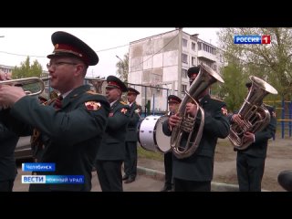Сотрудники Росгвардии и кадеты промаршировали во дворах у ветеранов в Челябинске