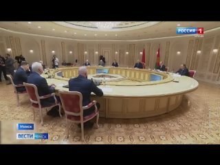 Виталий Хоценко подарил президенту Белоруссии Александру Лукашенко именной игровой свитер Авангарда