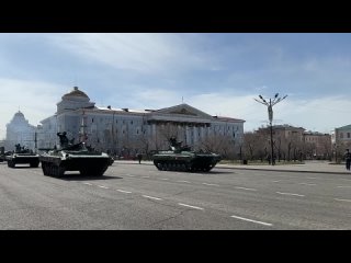 На площадь Ленина заезжает механизированная колонна боевой и специализированной техники.
