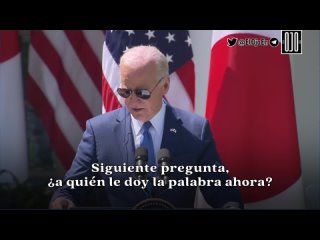 Biden olvida a quién dirigirse durante una rueda de prensa y revela una lista de reporteros preseleccionados que le hacen pregun