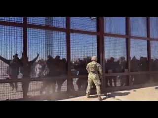 🇺🇸Centenar de inmigrantes derriba a guardias fronterizos de Texas