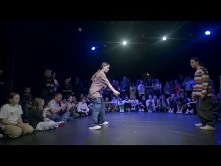 SKILLZ UP BATTLE | HIP-HOP JUNIORS | 1 КРУГ | Ева Синяя vs. Викторика