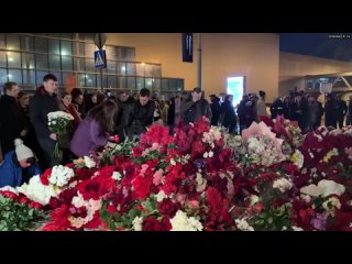 «Мы все объединились» — москвичи  продолжают  нести цветы к стихийному мемориалу в память о погибших