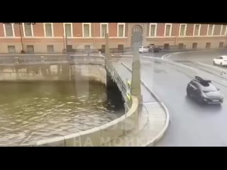 ️ Автобус с людьми внутри упал с моста в реку Мойка в Петербурге