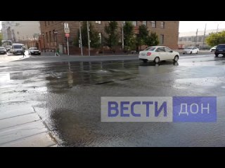 Вот так в эти минуты выглядит пересечение ул. Темерницкой и пр. Буденновского в Ростове. Причиной стоящей на улице воды в Росто