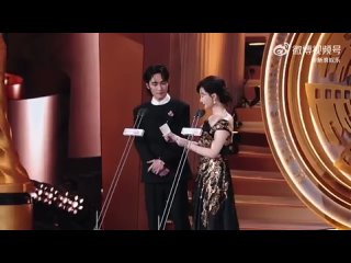 Чжу Илун на сцене Пекинского кинофестиваля ()