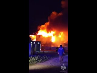 В посёлке Заостровье Зеленоградского района из горящего жилого дома эвакуировали 9 человек, включая троих детей (фото, видео)