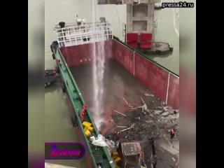 В Китае грузовое судно «разрубило» мост пополам — в воду упали несколько автобусов и автомобилей  ЧП
