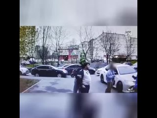 Момент убийства парня из-за замечания по поводу припаркованной машины в Люблино (Москва) попал на камеру видеонаблюдения возле п