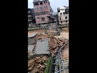Мост обрушился в китайской провинции Гуандун после нескольких дней наводнений