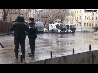 Обстановка возле Басманного суда, куда в ближайшее время должны доставить подозреваемых в теракте в