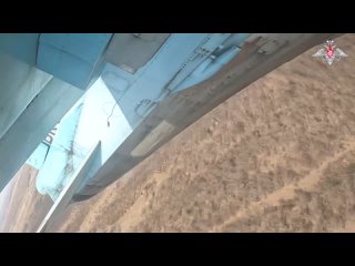Экипажи Су-34 наносят удары неуправляемыми авиационными бомбами ОДАБ-250 с УМПК по опорным пунктам и живой силе противника в зон