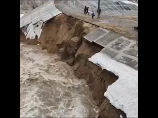 В Томске водой из разлившейся Томи разрушило участок дороги у Коммунального моста. Дорожное полотно частично разберут, чтобы сни