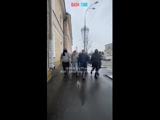🇺🇦 Молодые люди ходят по Харькову и скандируют кричалки про «москалей на ножи»