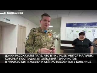 Долгожданная встреча с дочками  русский боец сюрпризом приехал домой к дочкам