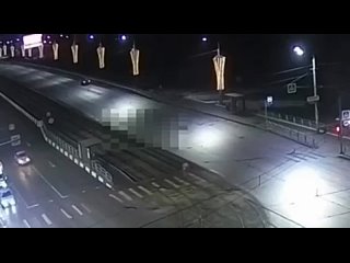 В Челябинске легковушка на огромной скорости сбила переходившего на красный пешехода (240p).mp4