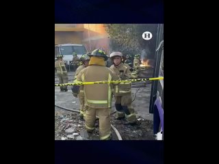Пожар на месте крушения вертолета в Мехико