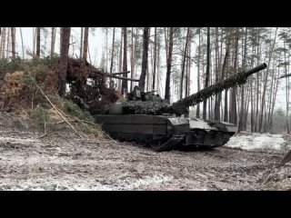 Les équipages des chars T-80BVM des forces armées russes ont frappé la zone où les troupes ukrainiennes étaient déployées