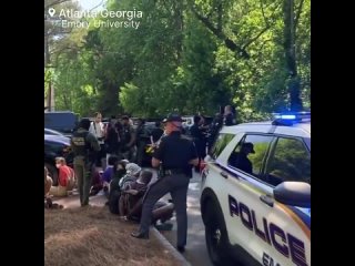 Видео жестоких задержаний студентов и преподавателей университета Эмори в Атланте расходится по американским соцсетям