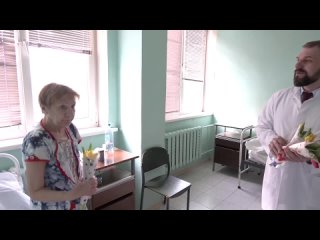 Пациенток и врачей Сосновоборской городской больницы поздравили с наступающим 8 марта
