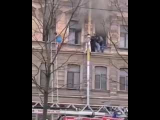 Дворник забрался по трубе на третий этаж, чтобы спасти людей из горящей квартиры в Петербурге.
