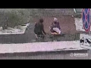 Появилось видео столкновения самокатчицы и 5-летнего мальчика