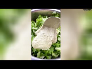 Живая заправка для салатов  Ингредиенты:   - грецкие орехи 60 гр - авокадо 1 шт - сок одного апельси