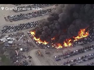 Пожарные в настоящее время тушат огромный пожар на свалке автомобилей в Гранд-Прейри, штат Техас